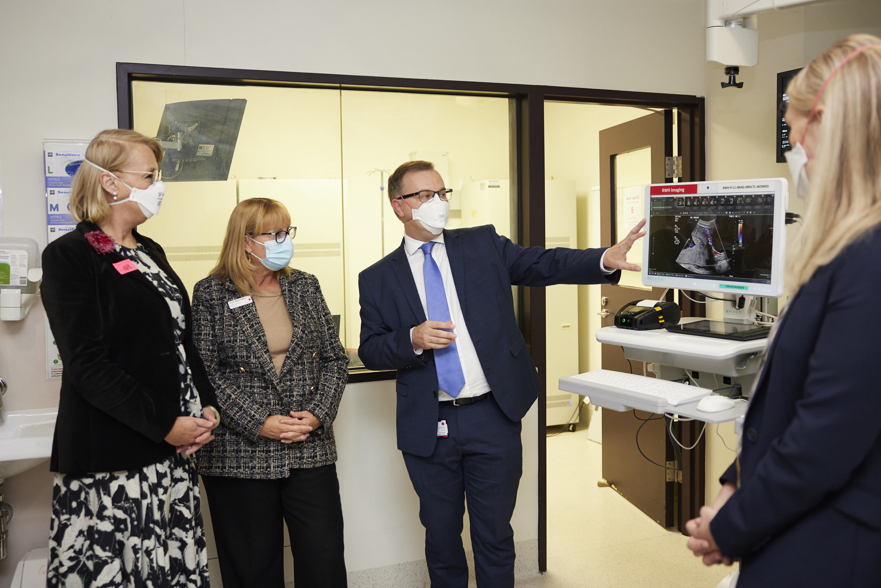 Lord Mayor Sally Capp and the Women's CEO Sue Matthews with A/ Prof Ricardo Palma-Dias and Dr Clair Shadbolt in the Pauline Gandel Women's Imaging Centre