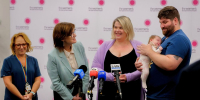 Cassie and Steven are proudly presenting baby Xena at a press conference. 